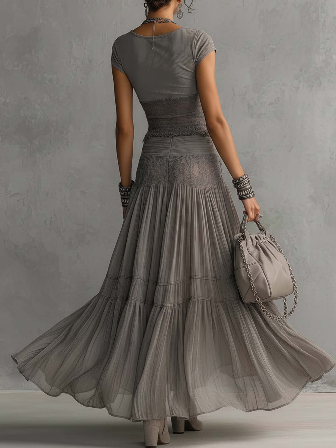 Christine™ | Conjunto compuesto por un top gris con inserciones de encaje y una falda larga plisada