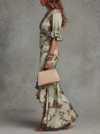 Anne™ | Vestido largo asimétrico de satén verde con cuello en V, mangas abullonadas y estampado floral