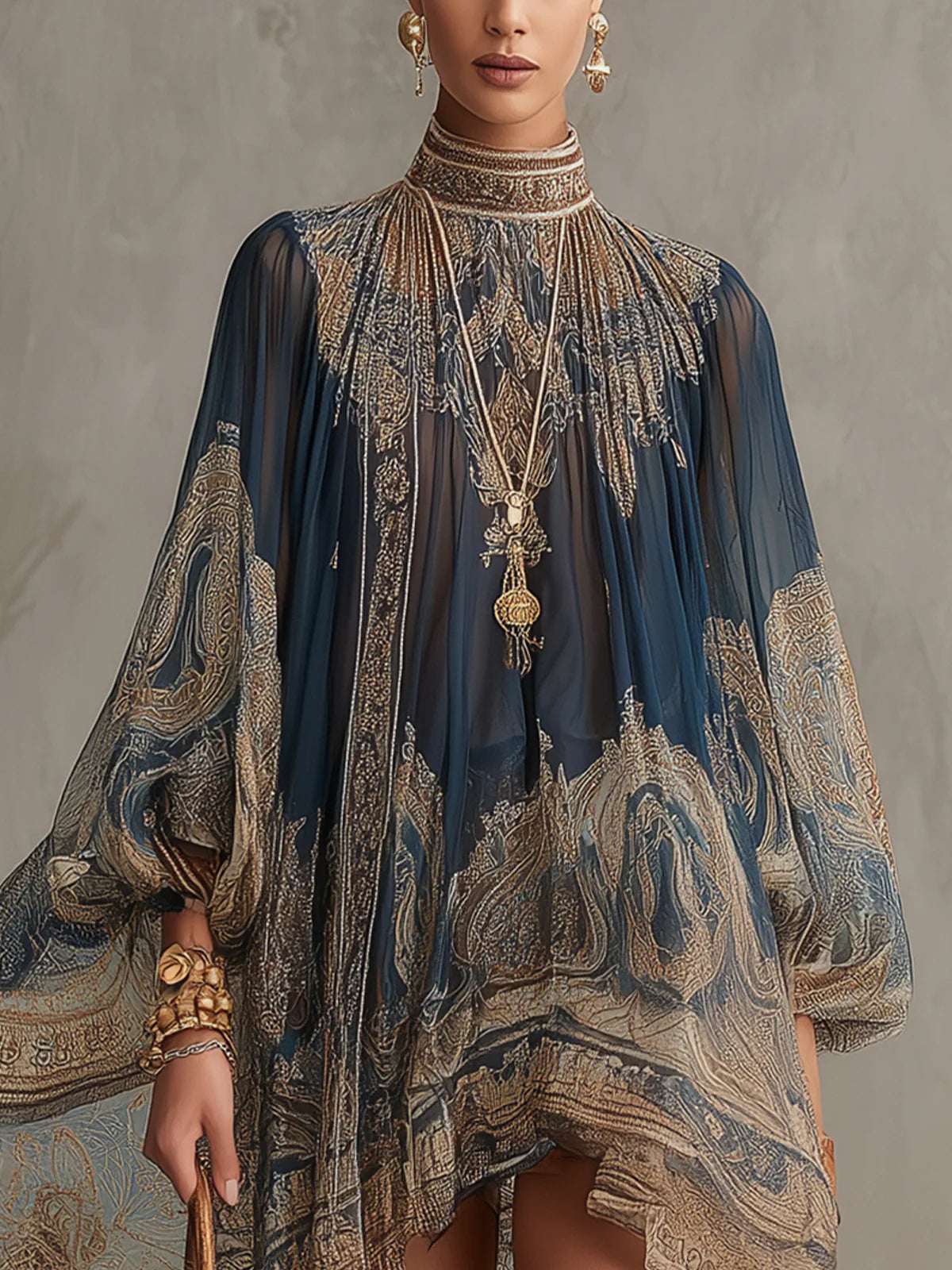 Agathe | Vestido corto asimétrico de muselina azul marino con cuello alto y estampado barroco