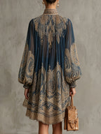 Agathe | Vestido corto asimétrico de muselina azul marino con cuello alto y estampado barroco
