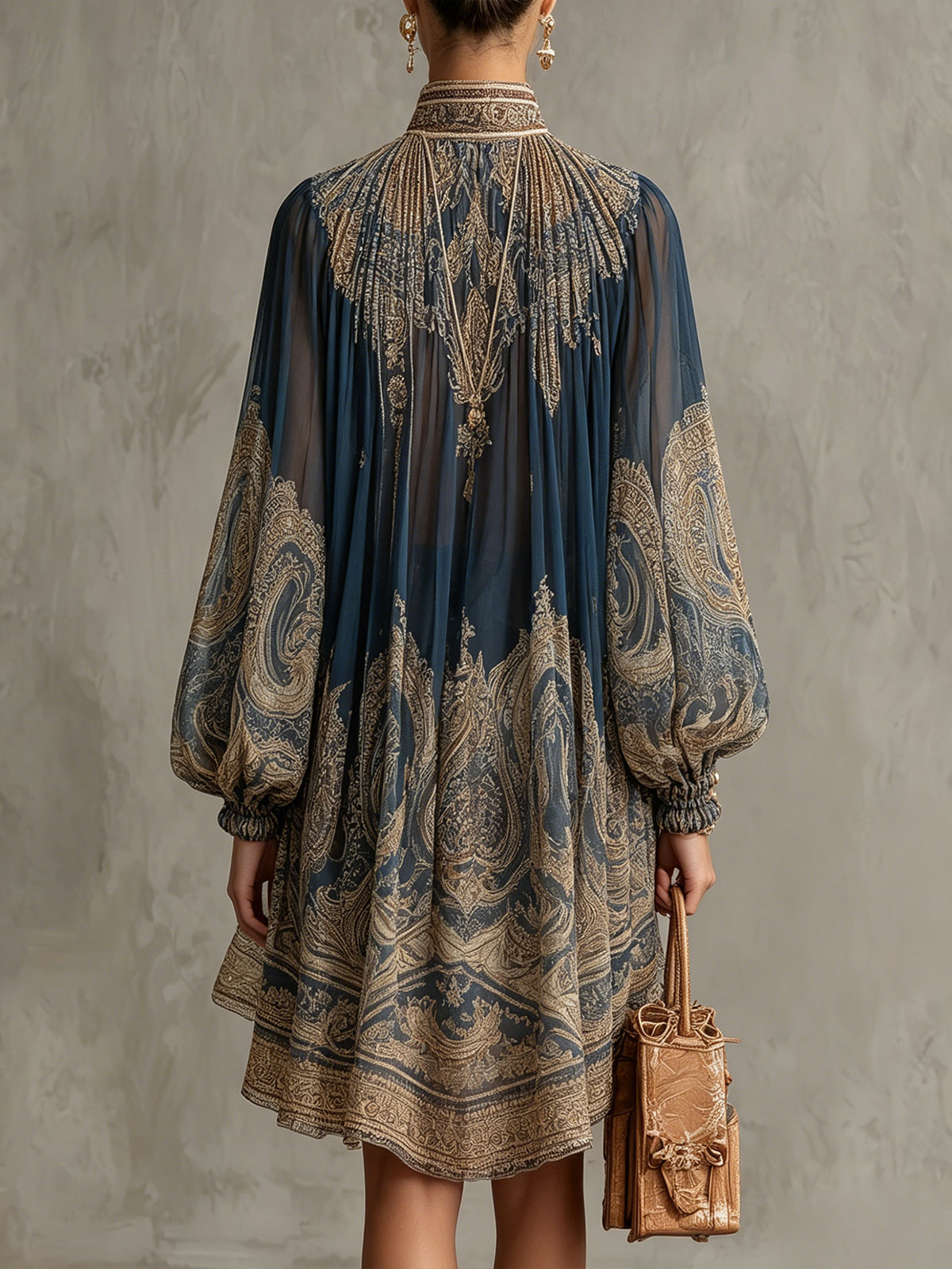 Agathe | Vestido corto asimétrico de muselina azul marino con cuello alto y estampado barroco