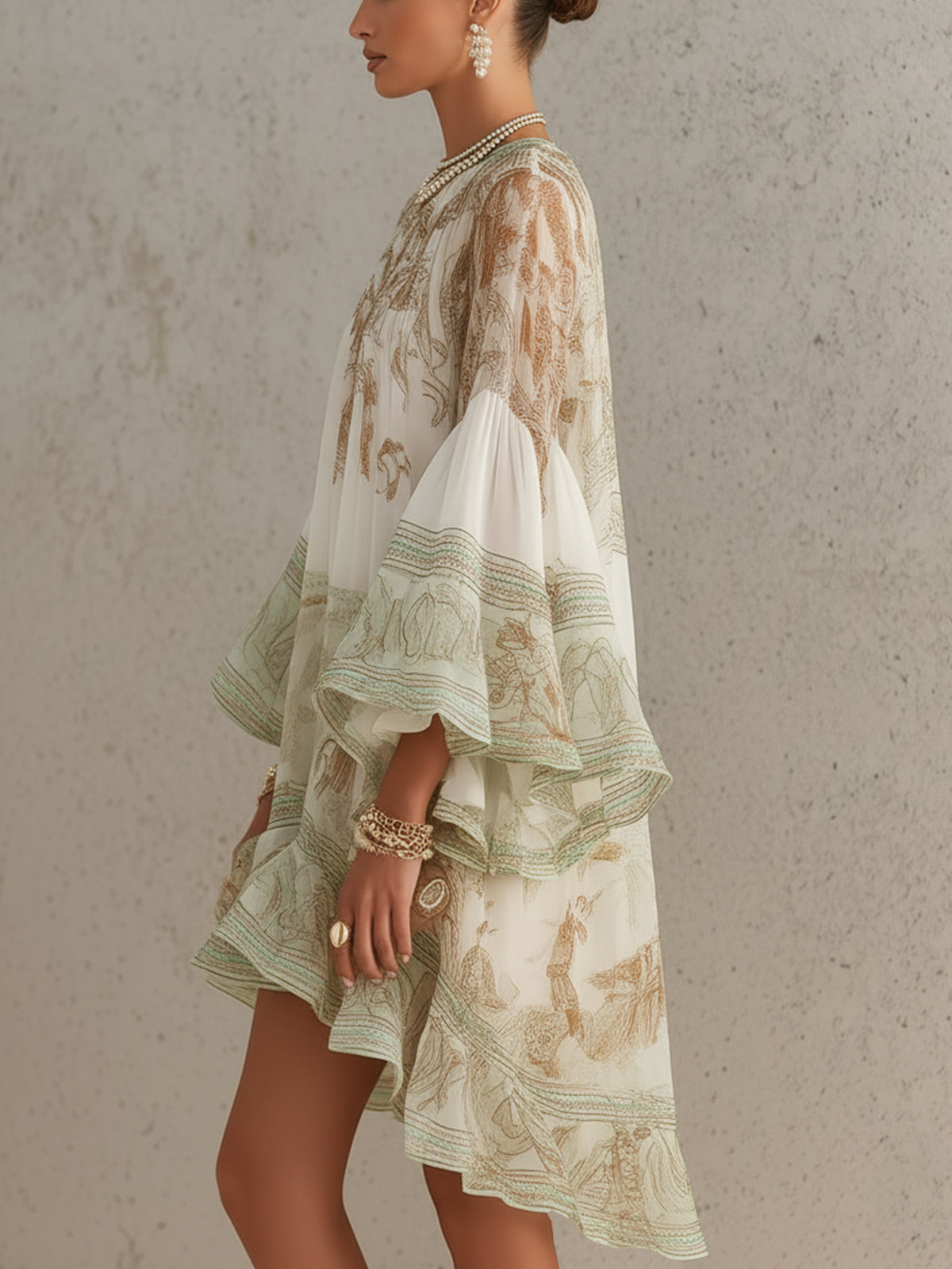 Solange | Vestido corto asimétrico de muselina verde con volantes y mangas acampanadas