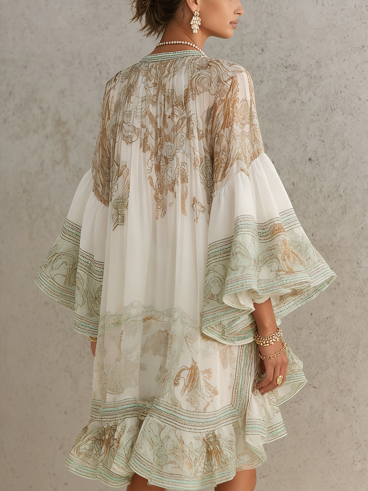Solange | Vestido corto asimétrico de muselina verde con volantes y mangas acampanadas