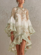 Solange | Vestido corto asimétrico de muselina verde con volantes y mangas acampanadas