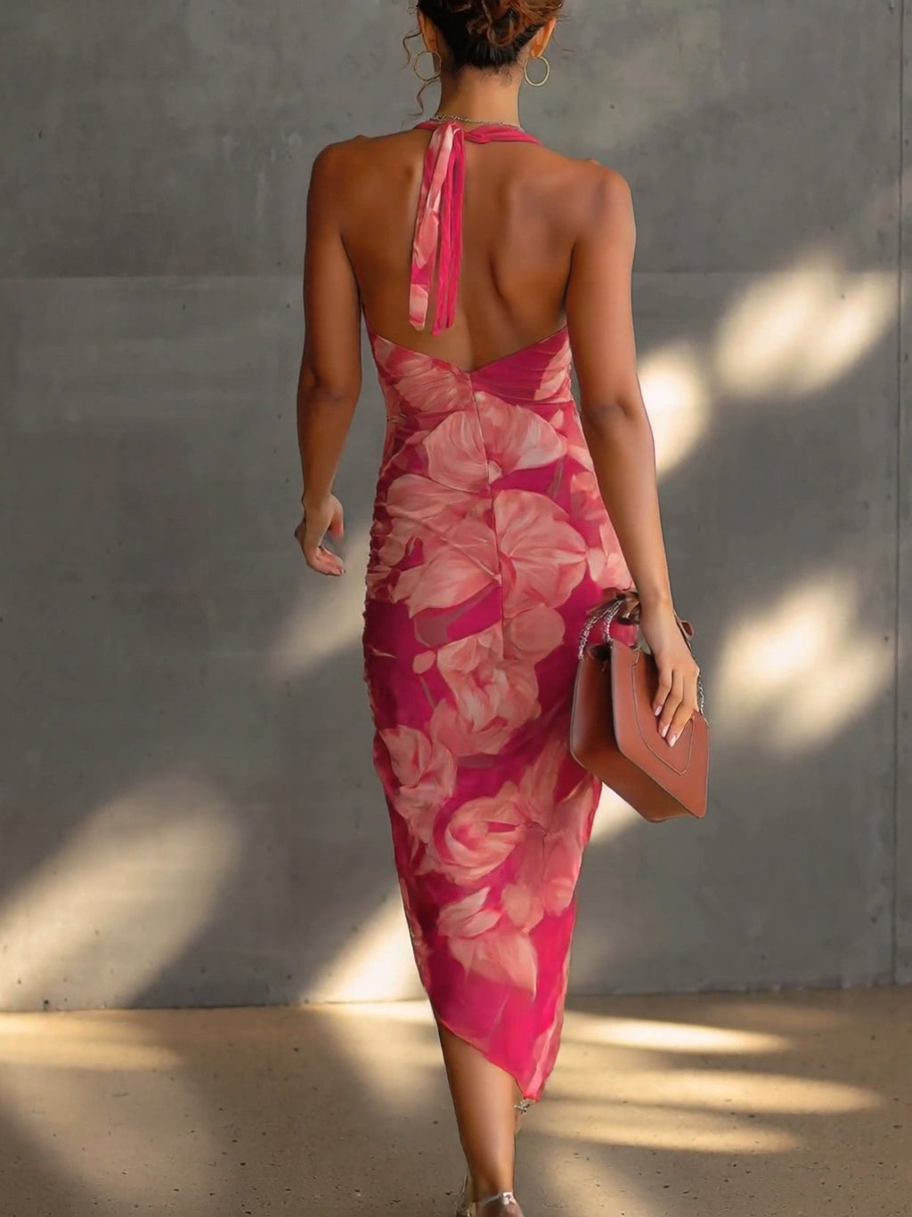 Mathilde | Vestido tubo fucsia con estampado floral, drapeado en un lateral y con abertura