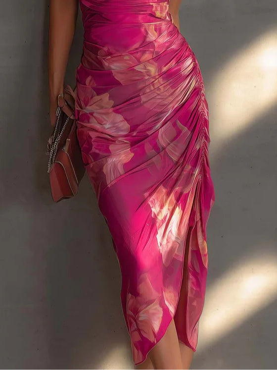 Mathilde | Vestido tubo fucsia con estampado floral, drapeado en un lateral y con abertura