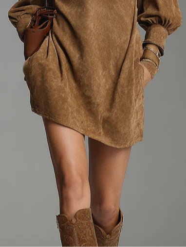 Silvia | Minivestido amplio de ante marrón con cremallera y cuello alto