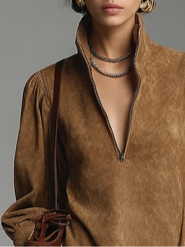 Silvia | Minivestido amplio de ante marrón con cremallera y cuello alto
