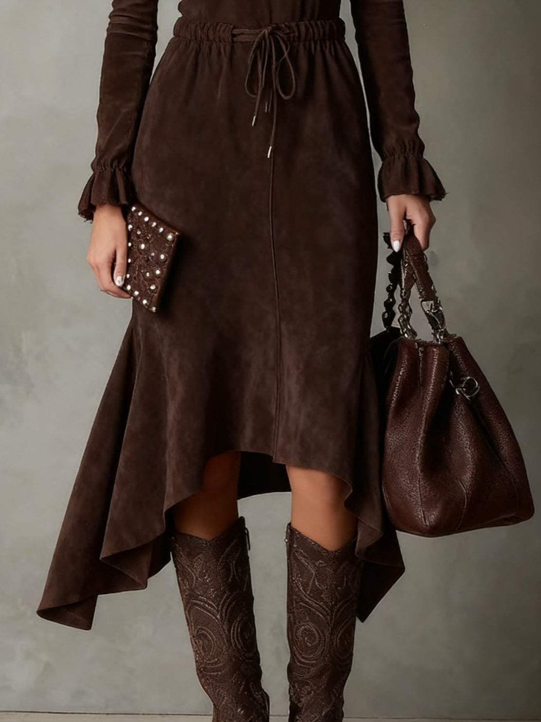 Laura | Vestido midi elegante de ante marrón oscuro con cordón ajustable