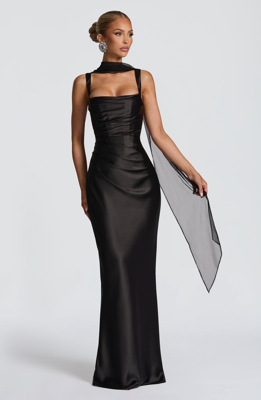 Vestido Silvia - Elegancia satinada con estructura refinada