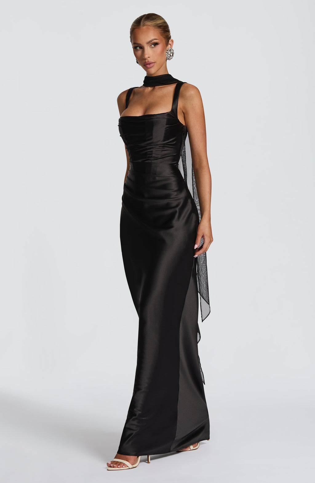 Vestido Silvia - Elegancia satinada con estructura refinada