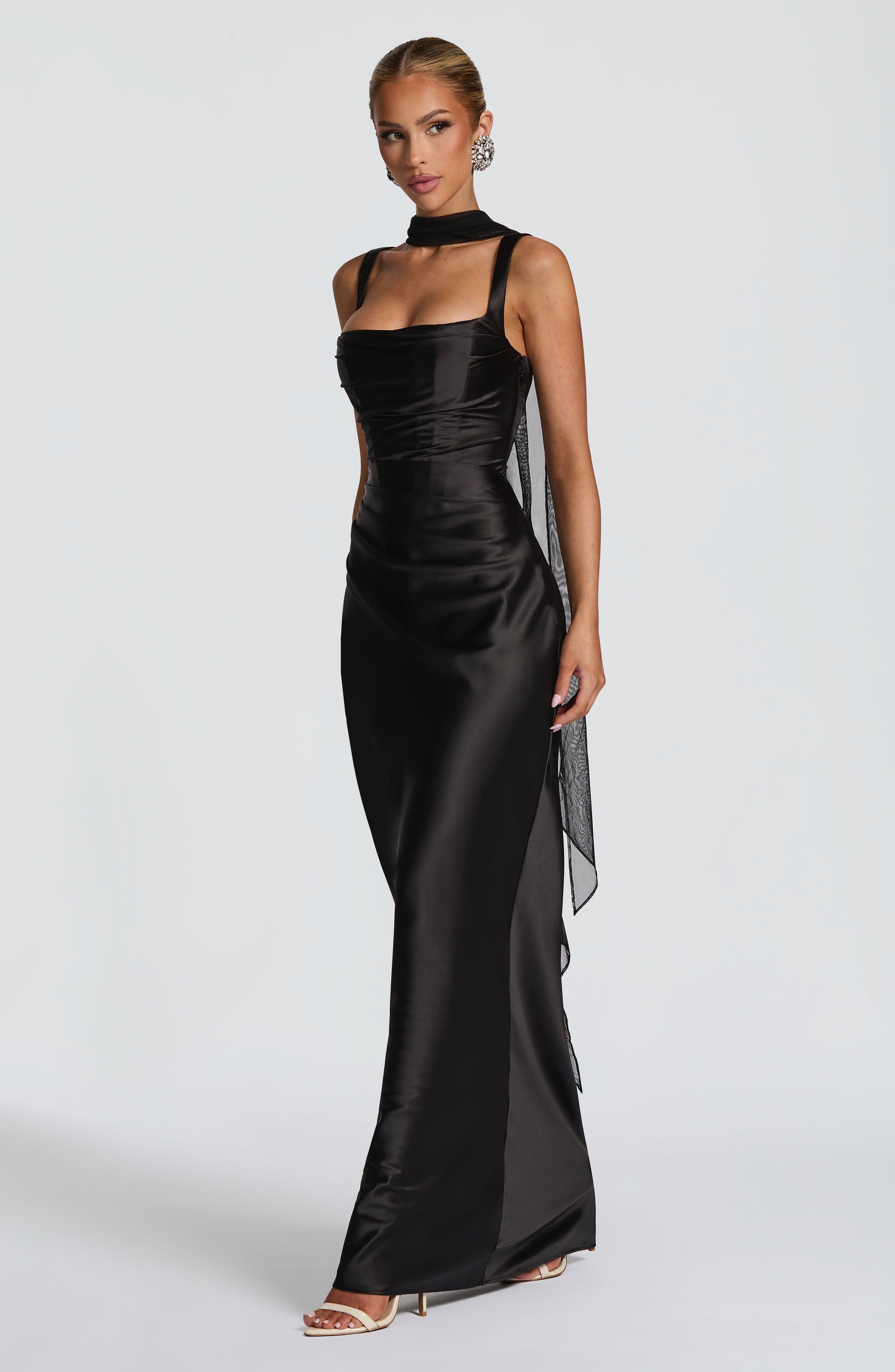 Vestido Silvia - Elegancia satinada con estructura refinada