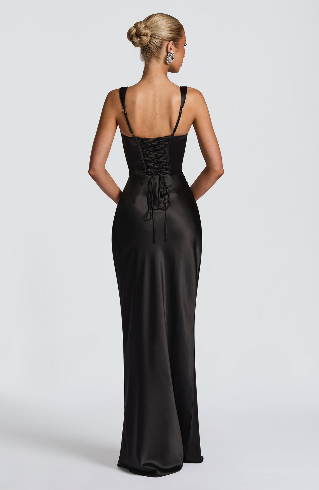 Vestido Silvia - Elegancia satinada con estructura refinada
