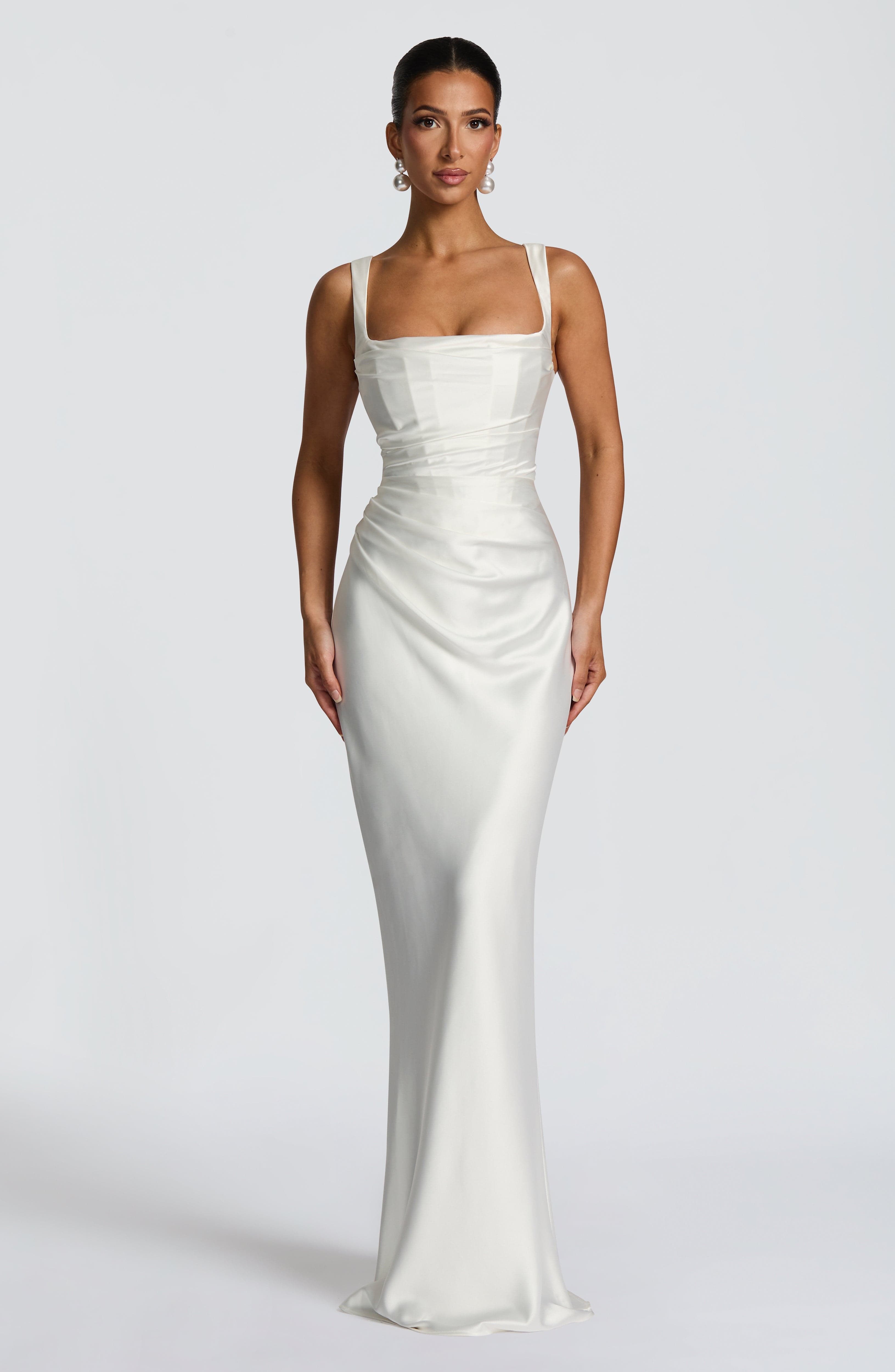 Vestido Silvia - Elegancia satinada con estructura refinada