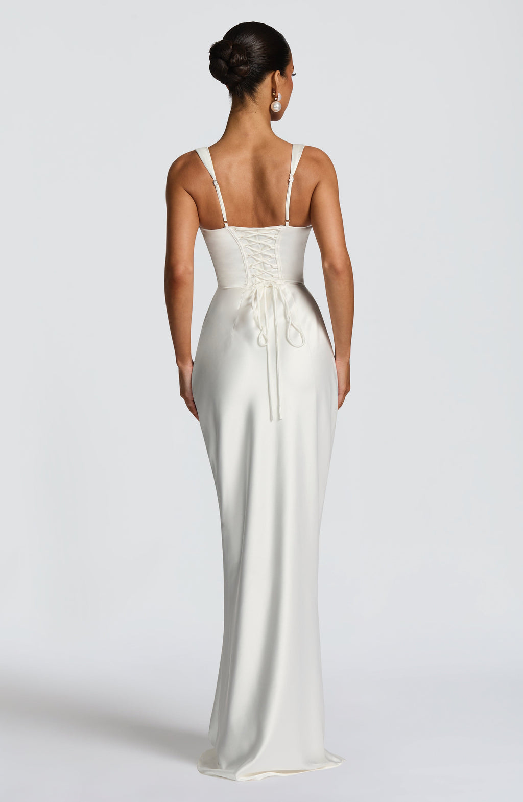 Vestido Silvia - Elegancia satinada con estructura refinada