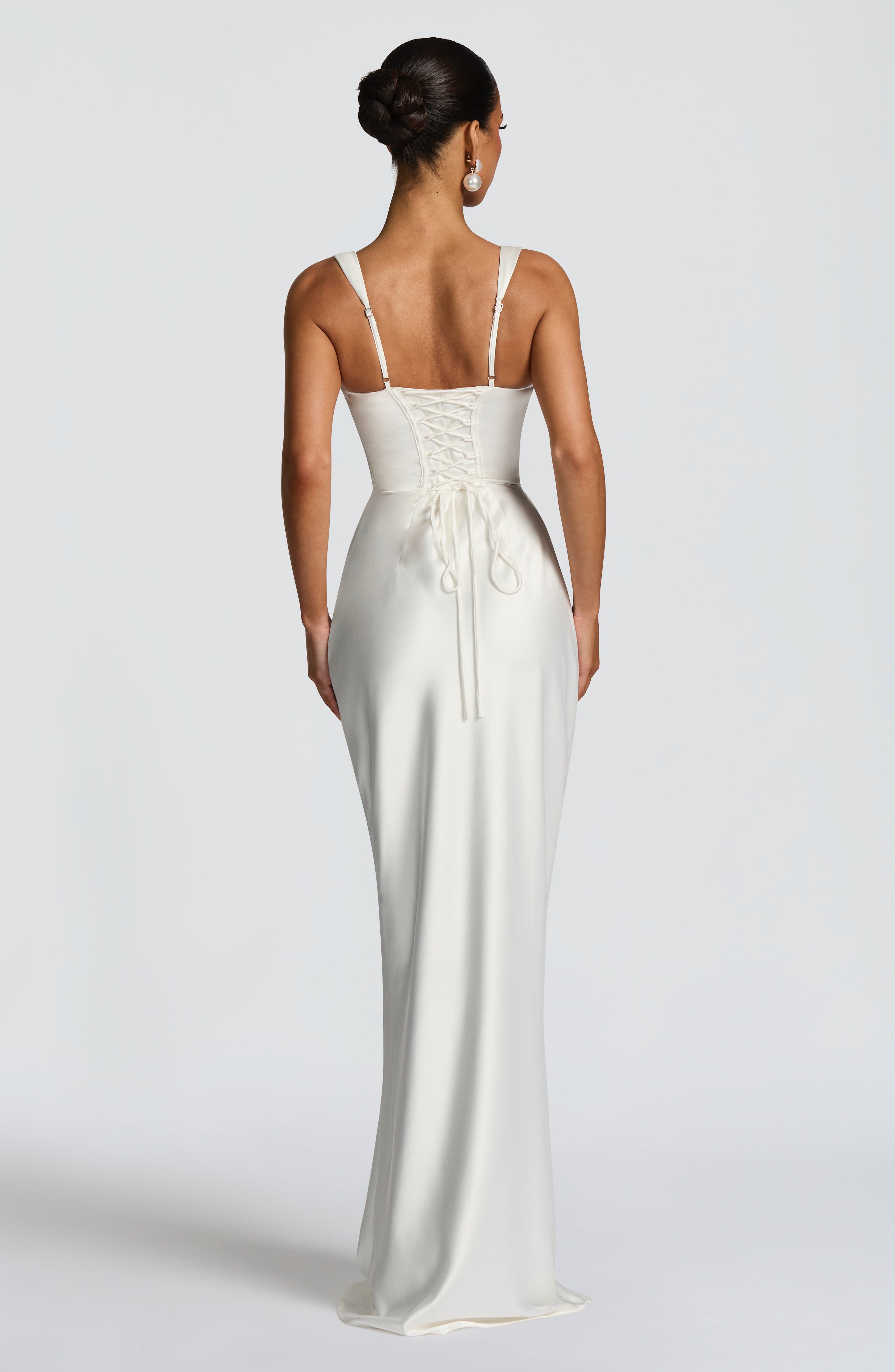 Vestido Silvia - Elegancia satinada con estructura refinada