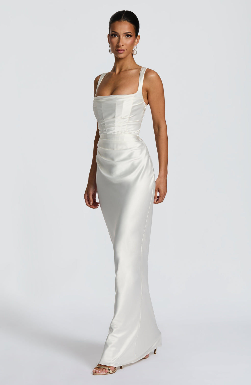 Vestido Silvia - Elegancia satinada con estructura refinada