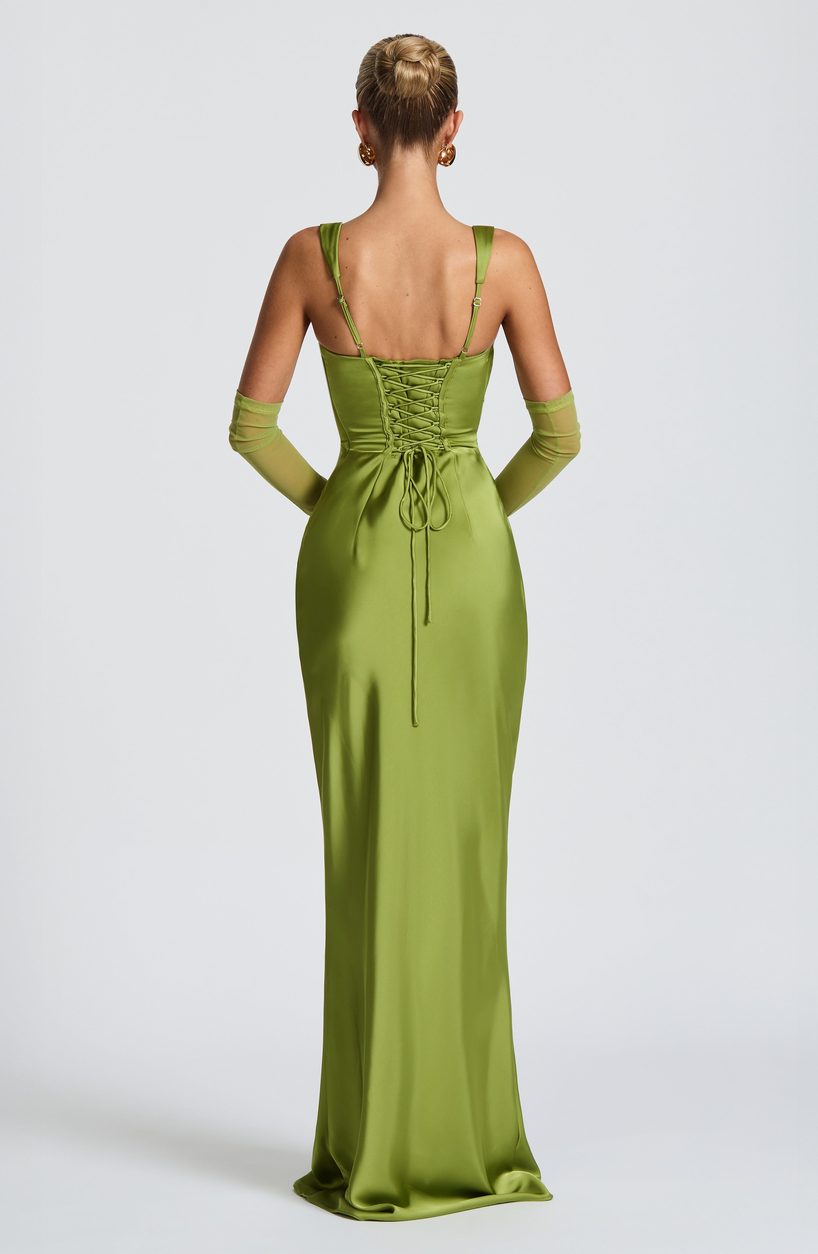 Vestido Silvia - Elegancia satinada con estructura refinada